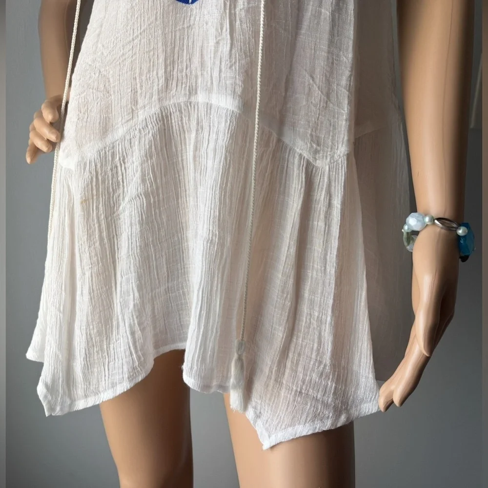 NWOT THML White and Blue Embroidered Boho dress in size X-Small Just gorgeous ❤️